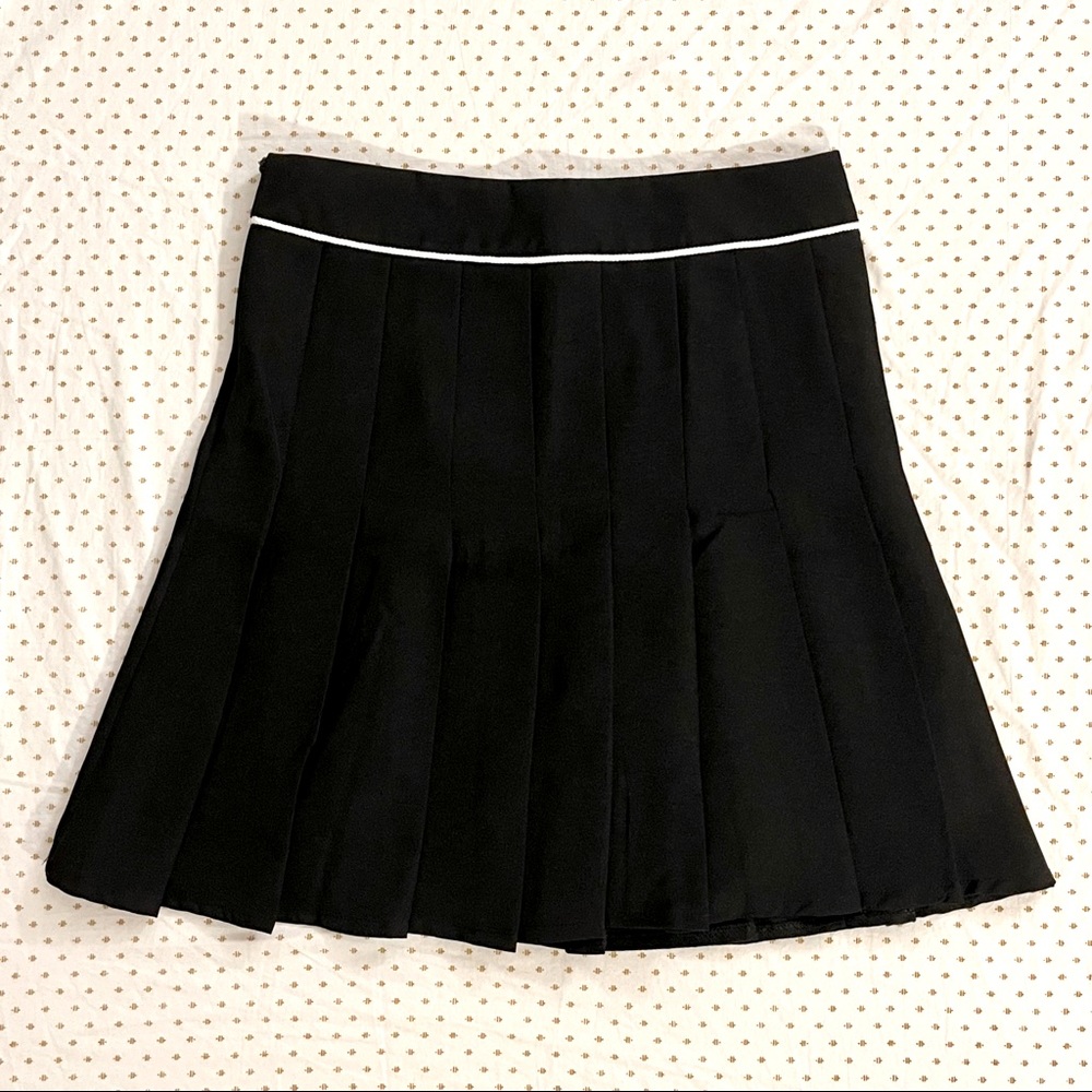 Black pleated high-waisted skirt, lined, right zip. New without tags